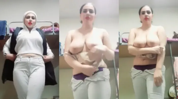 Cute Red Lipstick Babe Playing with Boobs Video MMS